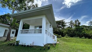 Basic-Bungalow, 1 Queen-Bett | Allergikerbettwaren, Minibar, kostenloses WLAN, Bettwäsche