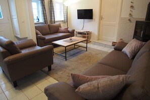 TV connectée, cheminée, chaîne hi-fi