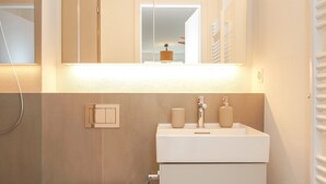 Douche, séchoir à cheveux, bidet, serviettes fournies