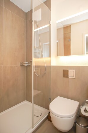 Dusche, Haartrockner, Bidet, Handtücher