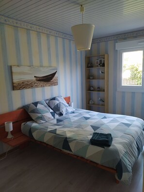 3 quartos, ferros/tábuas de passar roupa, berço de viagem