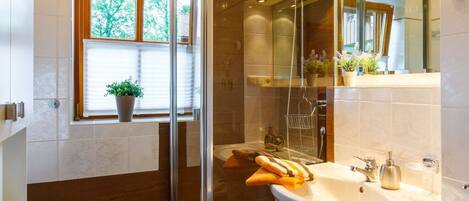 Een douche, een haardroger, handdoeken