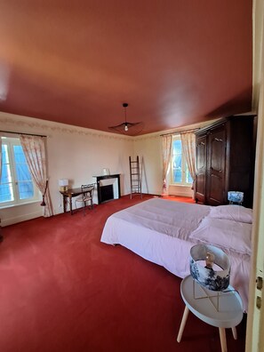 4 bedrooms, desk, iron/ironing board, travel cot