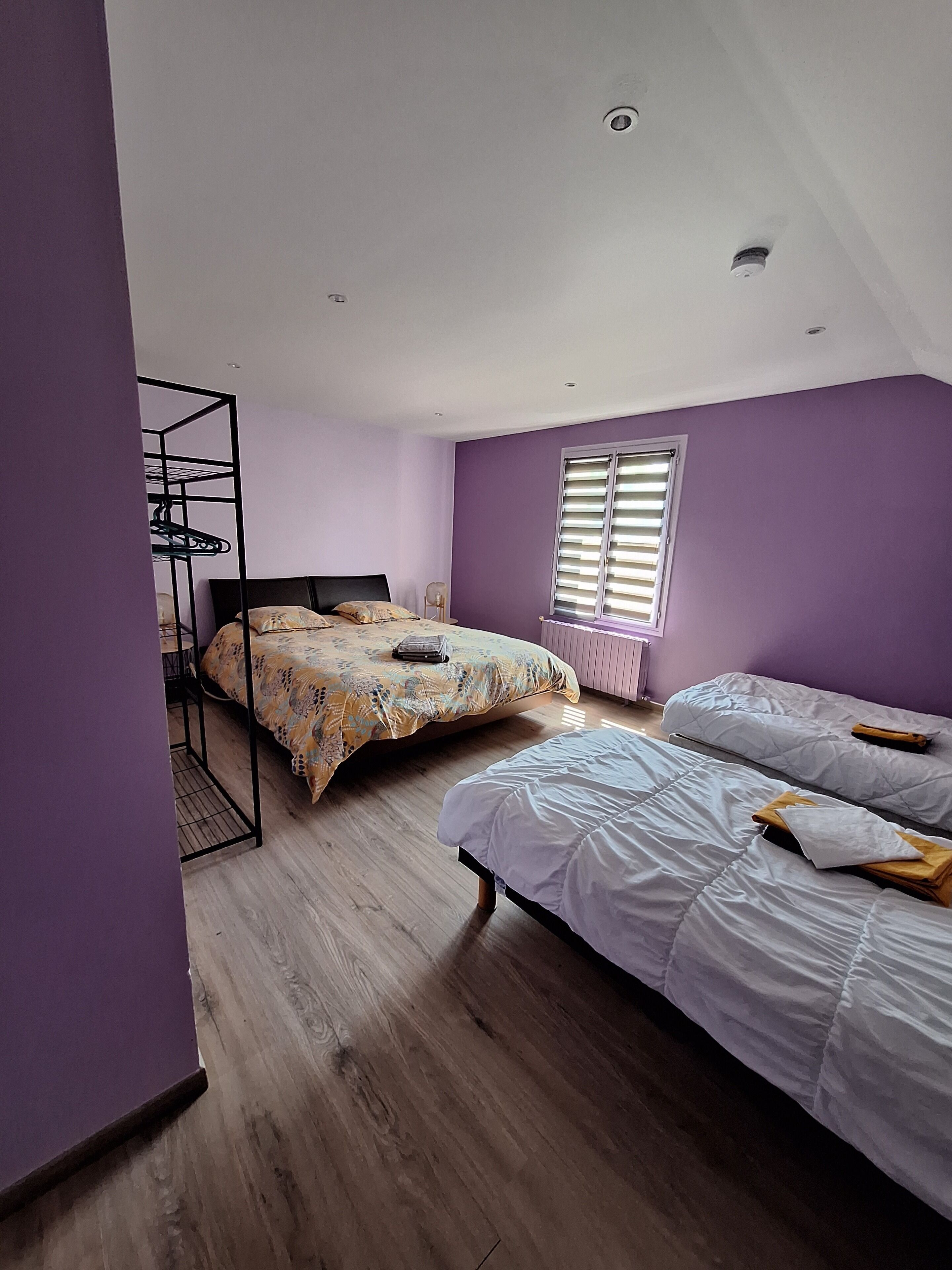 4 chambres, bureau, fer et planche à repasser, lit parapluie