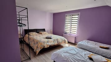 4 chambres, bureau, fer et planche à repasser, lit parapluie