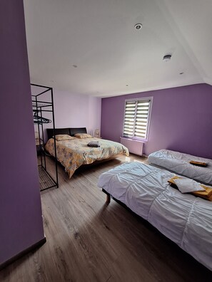 4 quartos, escrivaninha, ferros/tábuas de passar roupa, berço de viagem