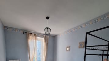 4 soveværelser, skrivebord, strygejern/strygebræt, weekendseng