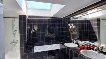Dusche, Haartrockner, Handtücher, Seife