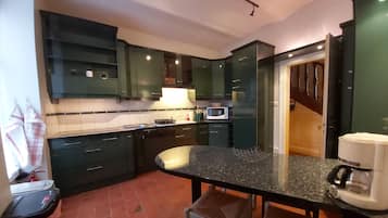 Køleskab, mikrobølgeovn, ovn, kogeplade