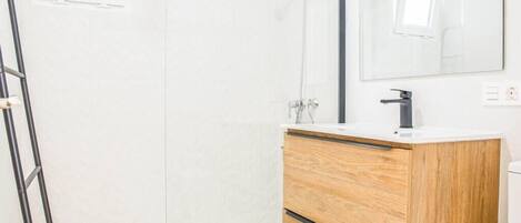 淋浴设施、吹风机、毛巾、肥皂