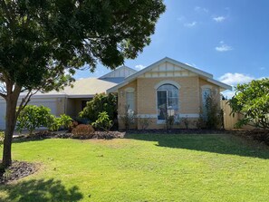 Exterior - Cosy Retreat, 10 minutes to beaches!  Great for short or long stay holidays. (Baldivis)