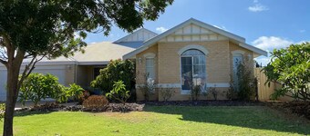 Cosy Retreat, 10 minutes to beaches!  Great for short or long stay holidays.