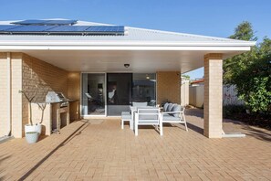 Terrace/patio - Cosy Retreat, 10 minutes to beaches!  Great for short or long stay holidays. (Baldivis)