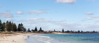 Cosy Retreat, 10 minutes to beaches!  Great for short or long stay holidays.