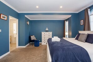4 bedrooms, desk, iron/ironing board, free WiFi