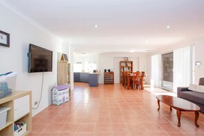 Interior - Cosy Retreat, 10 minutes to beaches!  Great for short or long stay holidays. (Baldivis)