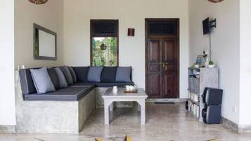 Quarto casal luxo, 1 cama Queen, ar-condicionado, vista para o jardim | Área de estar