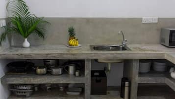 Quarto casal luxo, 1 cama Queen, ar-condicionado, vista para o jardim | Cozinha privada | Geladeira, cooktop, panela elétrica de arroz, liquidificador