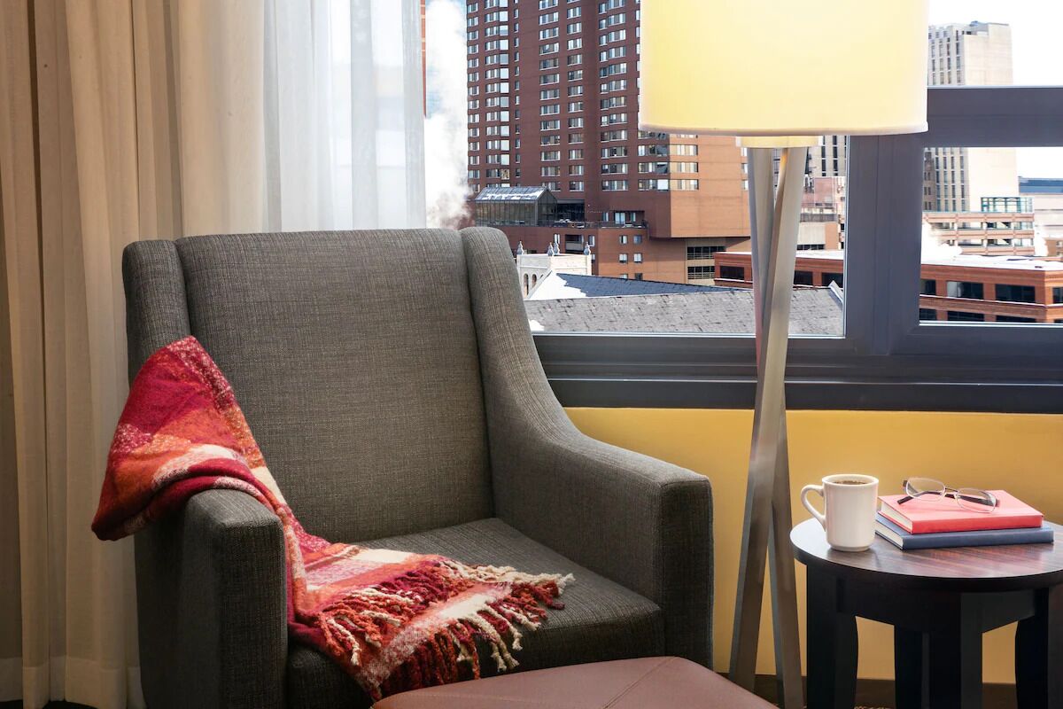 2 Contemporary Rooms, Indoor Pool, Short Ride To The US Bank Stadium!