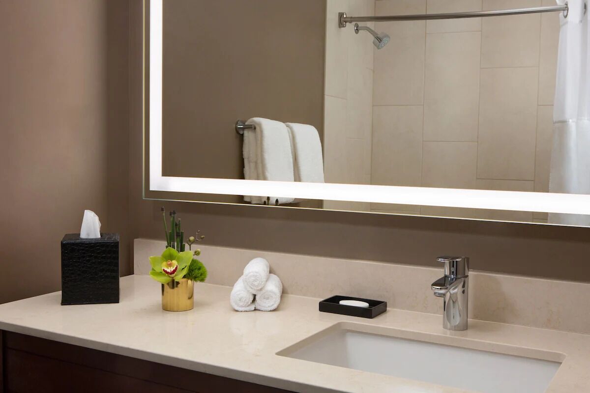 4 Modern Downtown Rooms, Short Ride To Minneapolis Institute of Arts!