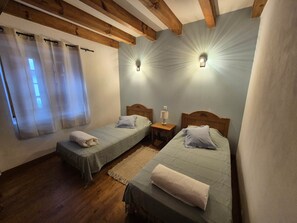 3 habitaciones, tabla de planchar con plancha y cuna de viaje 