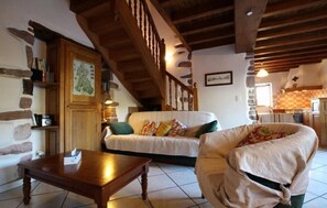 Télévision, lecteur de DVD, table de tennis de table, livres