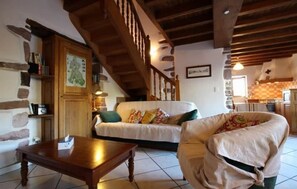 Televisión, reproductor de DVD, tenis de mesa y libros 