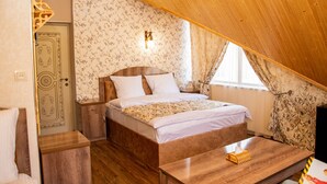 A bedroom with a wooden ceiling, a bed with white bedding, a bedside table, and a window with curtains. - Har-Mar Hotel (Goris)