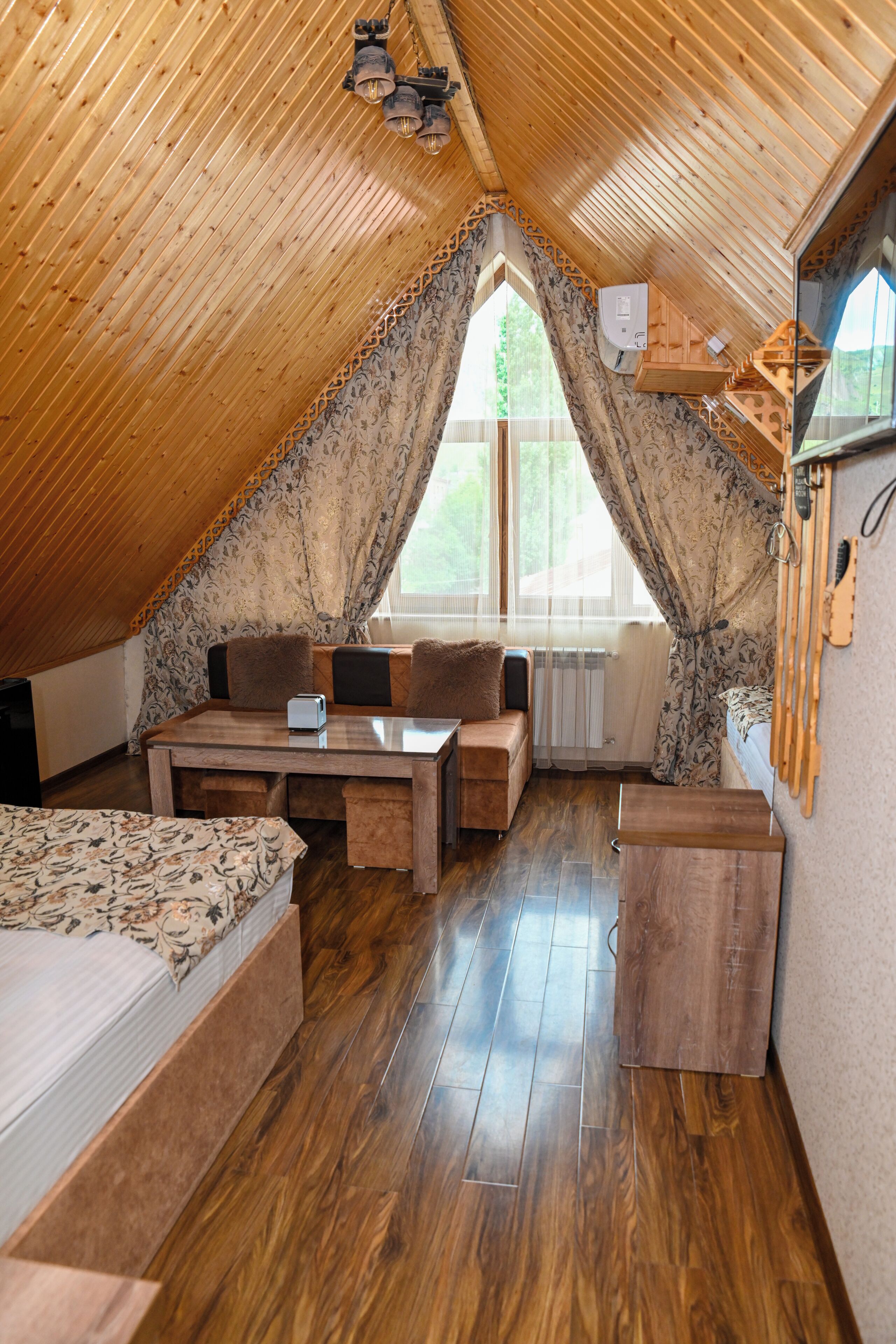 Rideaux occultants, chambres insonorisées, fer et planche à repasser