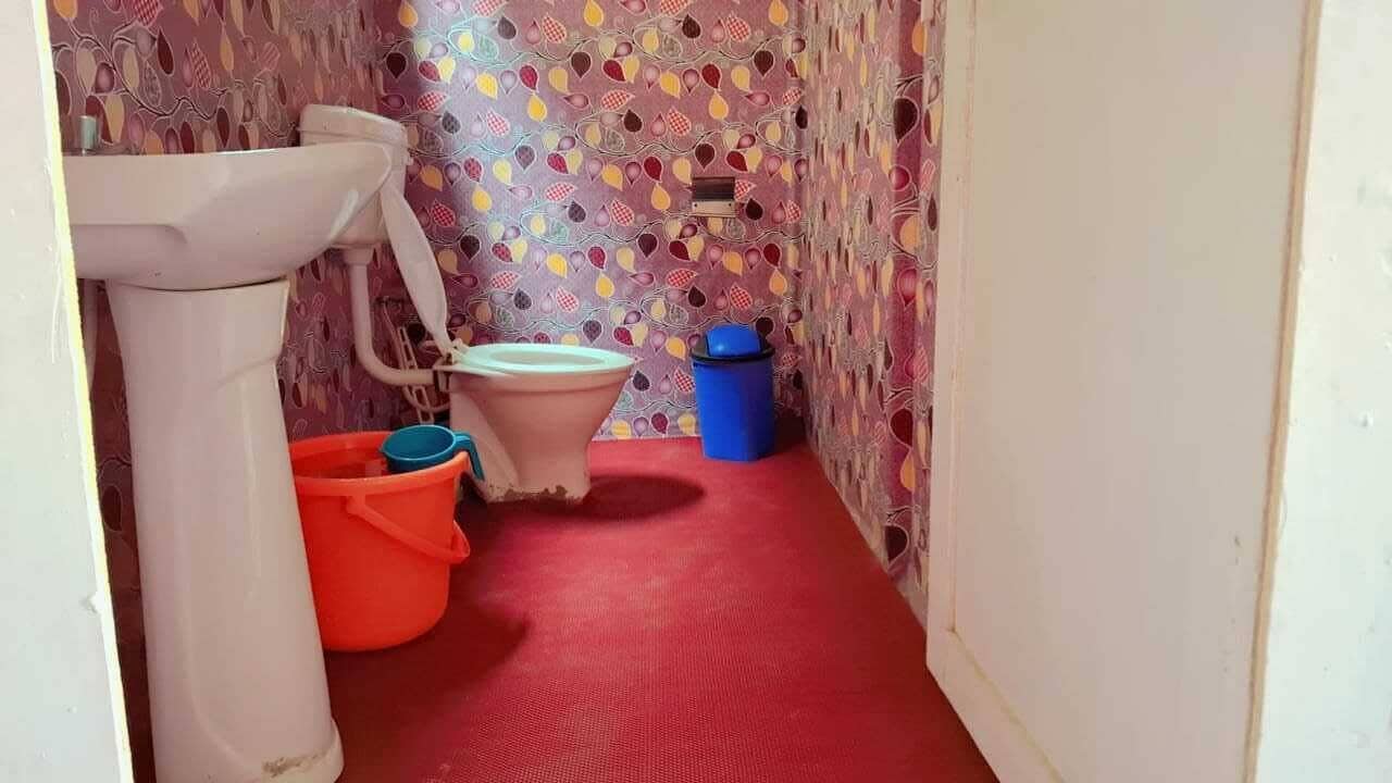 Combined shower/bathtub, free toiletries, soap, shampoo