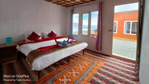 Una habitació amb un llit, una finestra i vista a l'exterior.