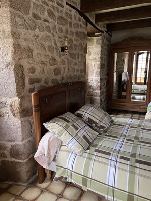 2 habitaciones y tabla de planchar con plancha 