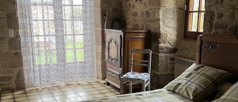 2 chambres, fer et planche Ă repasser