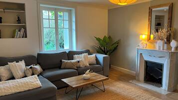 TV connectée, cheminée, table de tennis de table