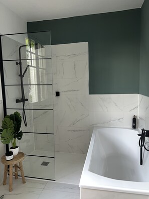 Shower, hair dryer, towels, toilet paper - Maison & Pool in the Bourgogne (Saint-Nizier-sur-Arroux)
