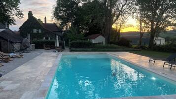 Una piscina al aire libre, una piscina climatizada