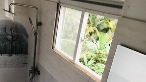 Un baño moderno con inodoro, lavabo y ducha.