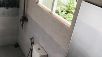 Deluxe Double or Twin Room | Bathroom | Free toiletries, hair dryer, bathrobes, slippers