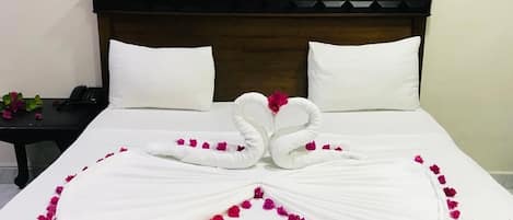 Habitación Deluxe con 1 cama doble o 2 individuales | Escritorio, tabla de planchar con plancha, wifi gratis