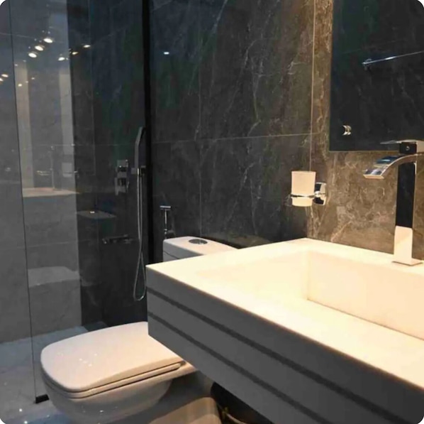 Dusche, Haartrockner, Handtücher