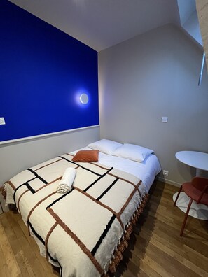 1 bedroom, bed sheets