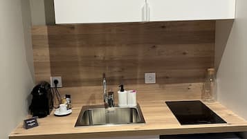 Cafetière/bouilloire, batterie de cuisine, vaisselle et ustensiles