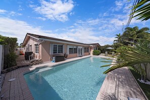 A heated pool - Sun-filled house by PMI (Fort Lauderdale)