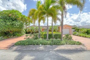 Property grounds - Sun-filled house by PMI (Fort Lauderdale)