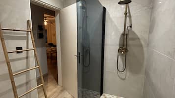 Dusche, Haartrockner, Bidet, Handtücher