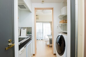 Leilighet, 1 dobbeltseng, ikke-røyk, kjøkken (502) | 1 soverom, skrivebord for bærbar PC, wi-fi (inkludert) og sengetøy