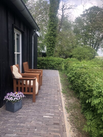 NEW:Cozy Apartment on the Water in Jorwert, just a stone's throw from Leeuwarden