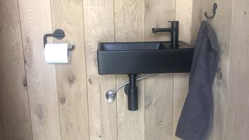 Een douche, een haardroger, handdoeken, zeep