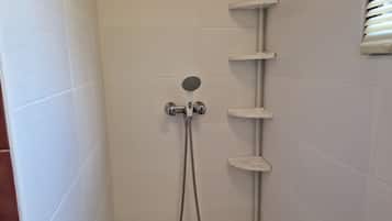 SĂšche-cheveux, serviettes fournies, papier toilette