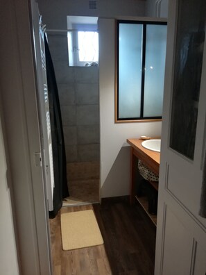 Serviettes fournies, savon, papier toilette